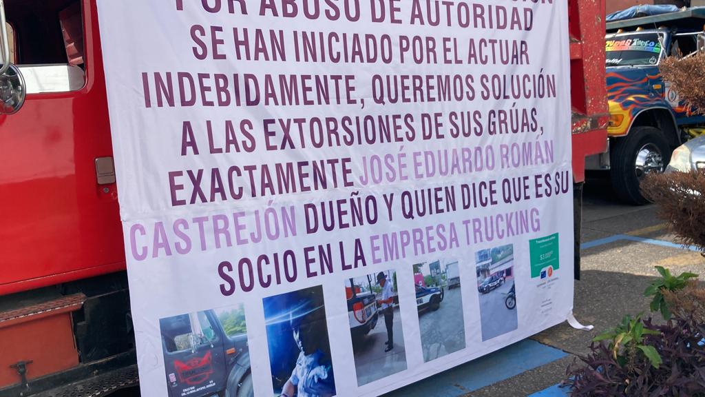 Transportistas de la zona sur, bloquearon calles y avenidas de Zacatepec, denunciando a una persona de nombre José Eduardo Román  Castrejón a quien señalan como dueño de grúas Trucking cuyo socio señalan también es el alcalde   