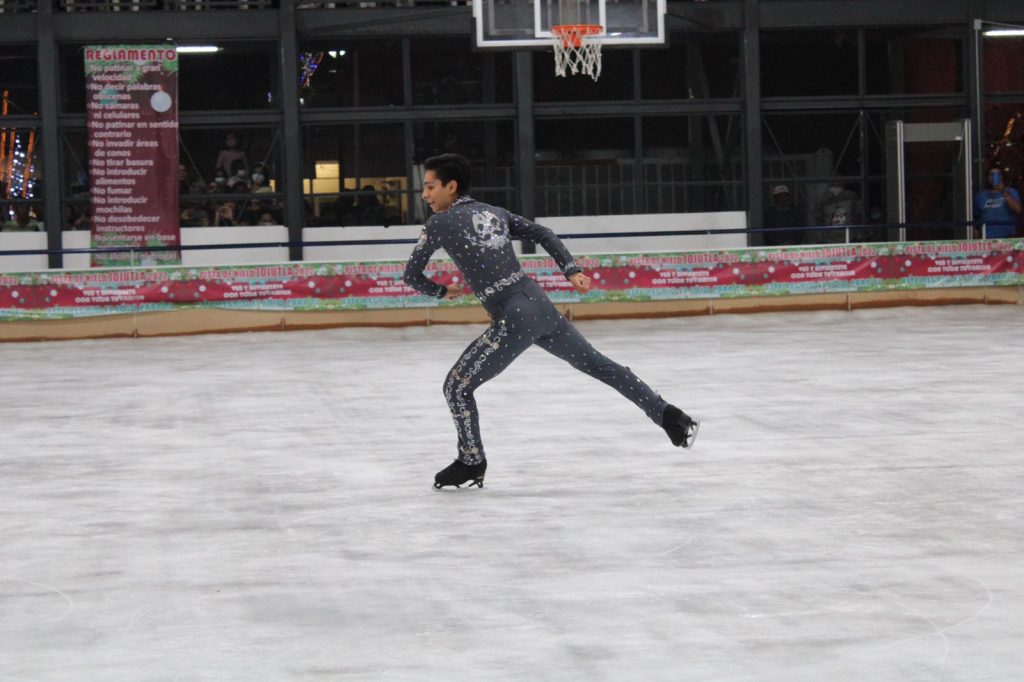 La pista de hielo que se instaló en el auditorio municipal de Jojutla se engalanó con la presentación del patinador artístico mexicano Donovan Carrillo, quien ofreció dos rutinas que fueron disfrutadas por cientos de familias que se dieron cita en este  lugar. 