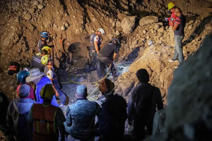 Tras el derrumbe de la mina de arena en #Teacalco municipio de #Amacuzac, por la tarde, se reportó el hallazgo de dos personas sin vida, así lo informó la Fiscalía Regional. El reporte se recibió este miércoles por la tarde. Al lugar llegaron diferentes instituciones de seguridad y rescate locales, estatales y federales. A las 18:06 horas del mismo miércoles, se dio el levantamiento del primer cadáver de sexo masculino, mientras que el segundo cuerpo fue levantado legalmente a las 23:41 horas.