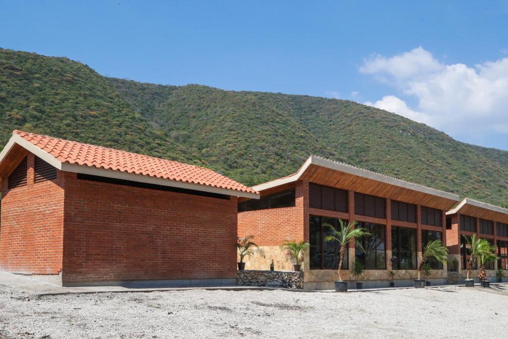 Alumnos de la Universidad del Bienestar Benito Juárez (UBBJ) de Tlaltizapán denuncian malas condiciones al interior como falta de agua y luz, así como de maestros docentes. De igual manera condenan la situación de violencia que se vivió con el alumno que agredió a una maestra y que ya está detenido.
 