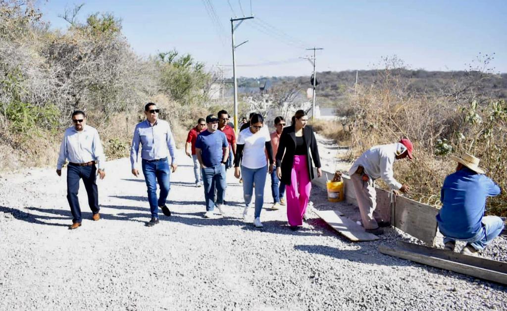 Autoridades municipales encabezadas por el presidente municipal Juan Ángel Flores Bustamante, acompañadas del presidente de la Fundación Doctor Sonrisas, Andrés Martínez, llevaron a cabo un recorrido de supervisión de la obra de pavimentación en una primera etapa, en el tramo del parque temático Mundo Imayina, que integra más de mil metros cuadrados de concreto y 350 metros lineales de guarnición.
