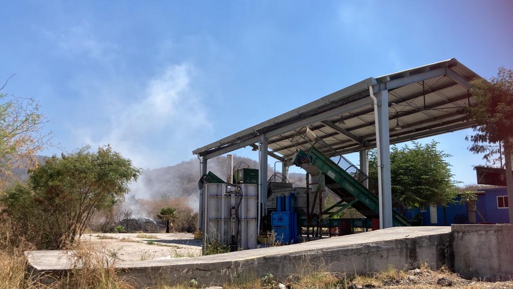 Este lunes al medio día el incendio del predio que está a un lado de la planta de valorización de residuos sólidos de Tlaltizapán, ya estaba casi sofocado. Es el segundo incendio que se presenta en un sitio de disposición de basura en este municipio, en menos de 15 días.