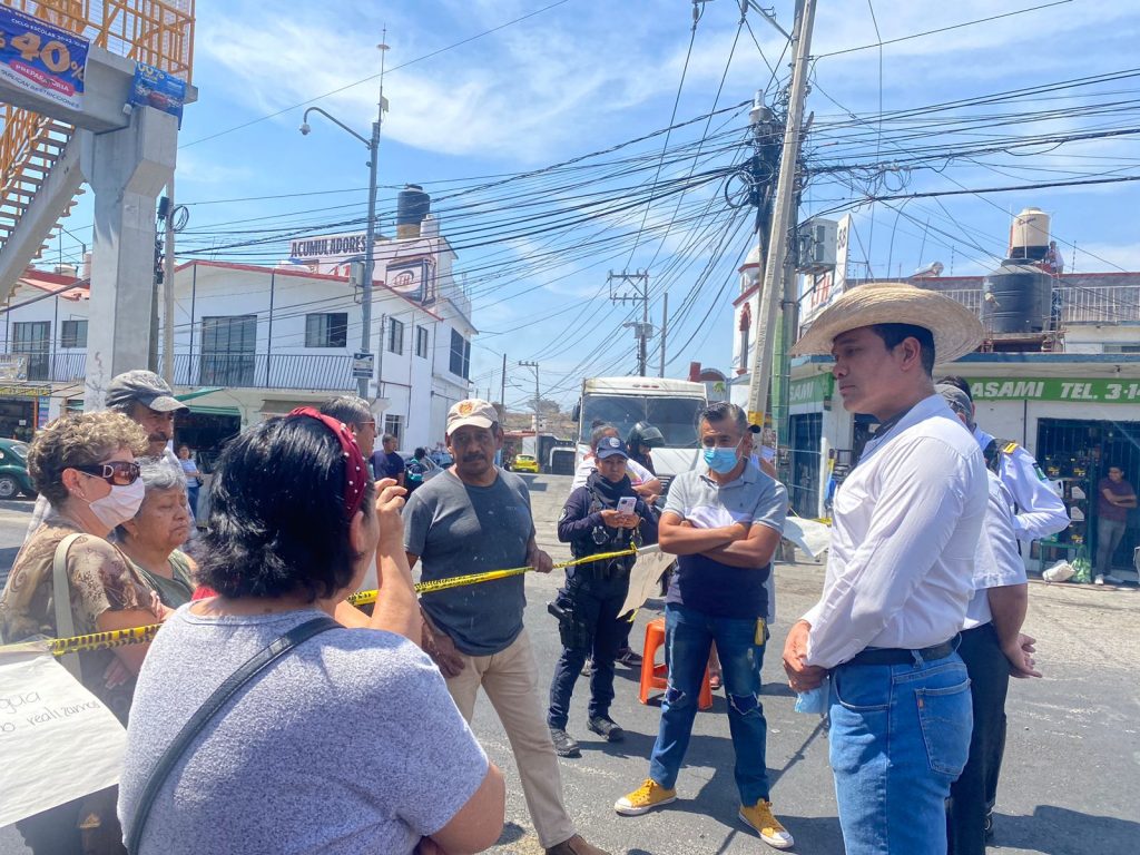 Autoridades del Sistema de Agua Potable y Alcantarillado de Cuernavaca (SAPAC), dialogaron con vecinos de la colonia Adolfo López Mateos, donde se explicó que la falta de agua se originó debido a trabajos realizados por parte de la Comisión Federal de Electricidad (CFE), no obstante, se apoyará con la liberación de un horario de dotación extraordinaria para cubrir el abastecimiento en los puntos afectados.