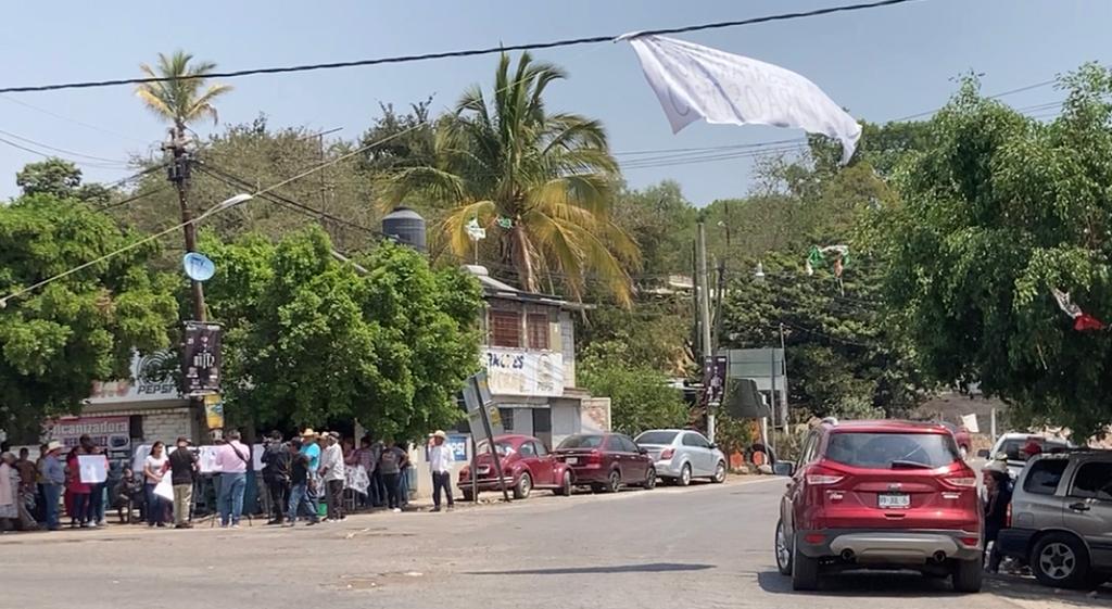 Este miércoles a las 7 de la mañana, vecinos de la comunidad de San Rafael en Tlaltizapán, decidieron bloquear la carretera San Rafael-Chinameca para exigir a las autoridades locales y de la Fiscalía, dar con el paradero de Elvira Osorio Quintero vecina de esta localidad que desapareció el pasado 8 de marzo y hasta este día 16, las autoridades de la Fiscalía no habían acudido para comenzar las investigaciones en el sitio.