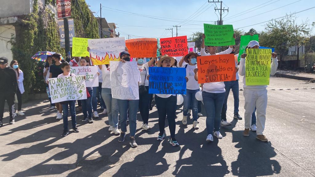 Estudiantes del Tecnológico Nacional de #Zacatepec, realizaron una marcha pacífica este jueves por la mañana por las principales calles del centro del municipio cañero, en demanda a justicia por una de sus compañeras que se accidentó la semana pasada y que falleció, así como de otros compañeros más que se encuentran delicados en el hospital. 
