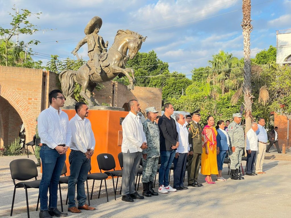 Con la participación de la 24ava. Zona Militar, autoridades municipales, autoridades educativas, alumnos y ex alumnos, llevaron a cabo la ceremonia cívica conmemorativa al  80  Aniversario de la emblemática  Escuela Secundaria Benito Juárez.
Esta ceremonia fue previo a un desfile que realizaron varias generaciones de la benemérita quienes participaron con gran entusiasmo  para seguir poniendo en alto el nombre de esta escuela que ha sido semillero de grandes profesionistas, políticos, artistas, deportistas, etc.
