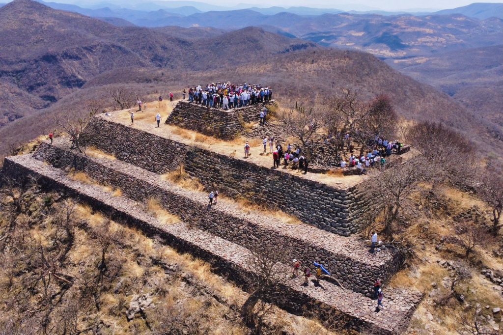 En Tlaquiltenango se adelantaron para recibir el equinoccio de primavera en la zona arqueológica de Chimalacatlán (lugar de escudos de carrizos), una de las más representativas de la zona sur a la que se le quiere dar realce por su importancia.
Se trató de una ruta que fue convocada por autoridades municipales y el grupo Rutas Unidas Sin Límites de México que se fueron en caravana del centro de esta localidad hasta la comunidad de Chimalacatlán donde acudieron más de 500 personas.