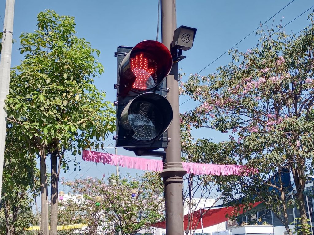 Al referir que el municipio cuenta con alrededor de dos mil personas con discapacidad visual, el presidente de Jojutla, Juan Ángel Flores Bustamante informó que se instaló un semáforo sonoro en el centro de la ciudad para estas personas que transitan por la avenida Constitución del 57.