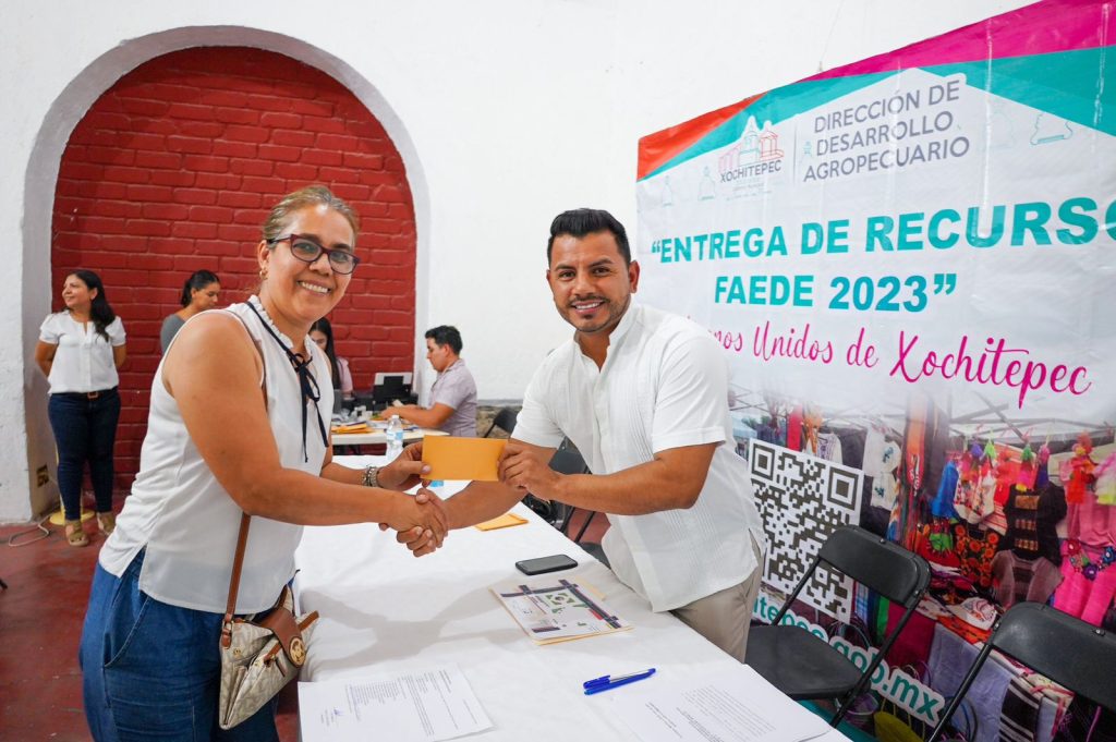 Con el objetivo de seguir fortaleciendo el sector artesanal del municipio, el Ayuntamiento de Xochitepec, presidido por Roberto “Chalo Flores”, realizó la entrega del Fondo de Aportaciones Estatales para el Desarrollo Económico (FAEDE).