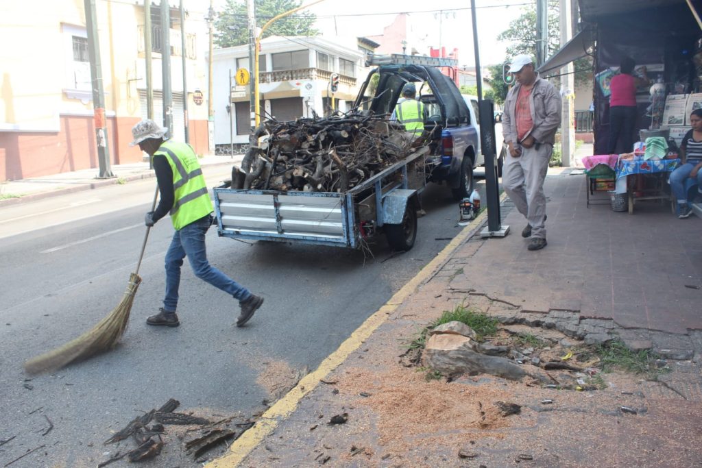  El Gobierno Municipal encabezado por José Luis Urióstegui Salgado, a través de la Brigada Somos Acción Inmediata (SAI) de la SEDEUySP, el mejoramiento de Avenida Morelos.