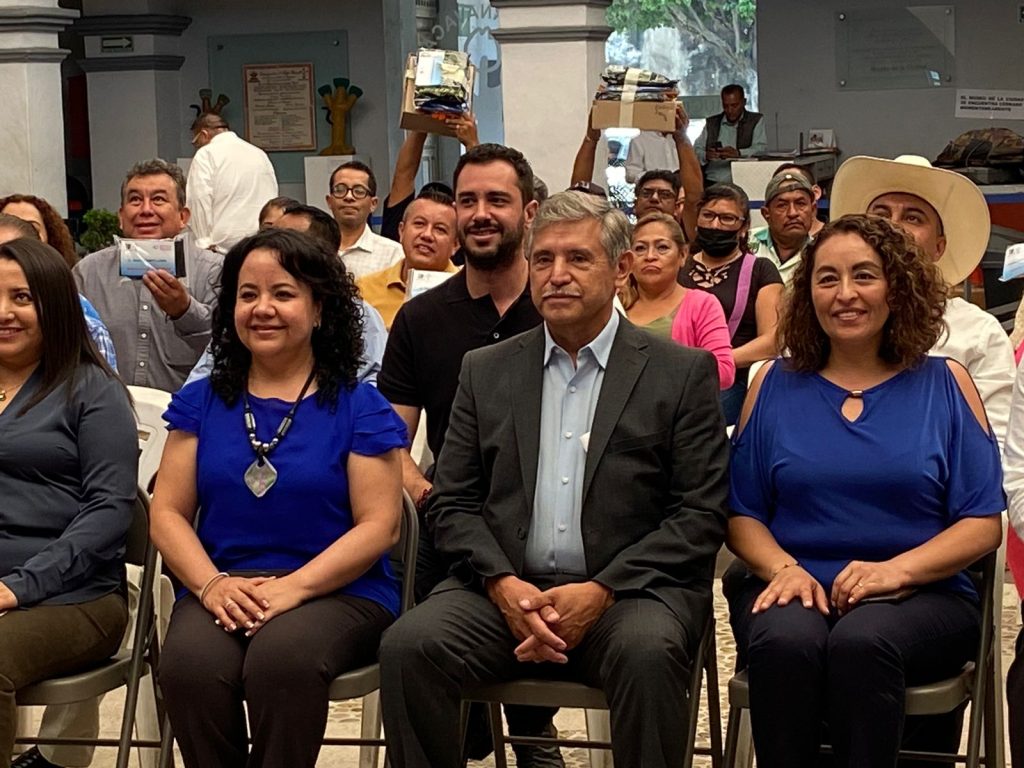 José Luis Urióstegui entregó uniformes, equipo de trabajo y lentes graduados a personal del Ayuntamiento de Cuernavaca.