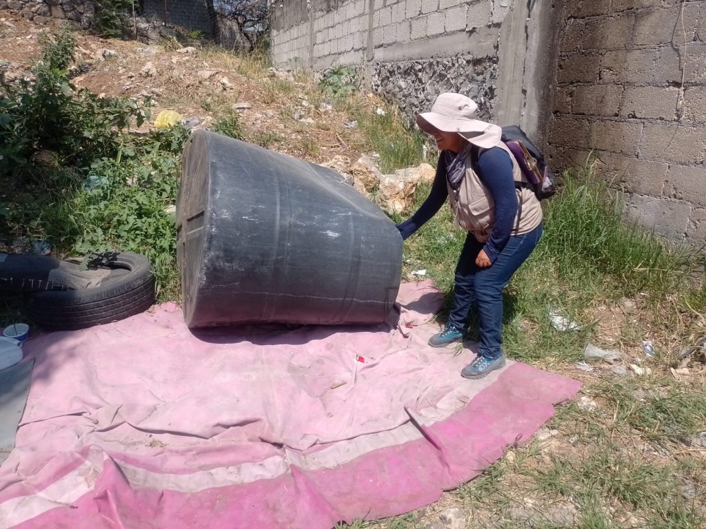  Los Servicios de Salud de Morelos (SSM) continúan realizando brigadas para erradicar el mosco trasmisor de enfermedades por dengue, zika y chikungunya. Así como acciones de prevención para evitar criaderos de estos insectos.