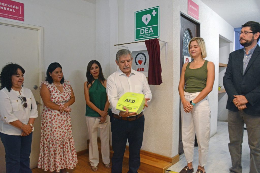 Se convierte DIF Cuernavaca en un espacio cardio protegido. Ayuntamiento entregó donación de aparato para salvar vidas.