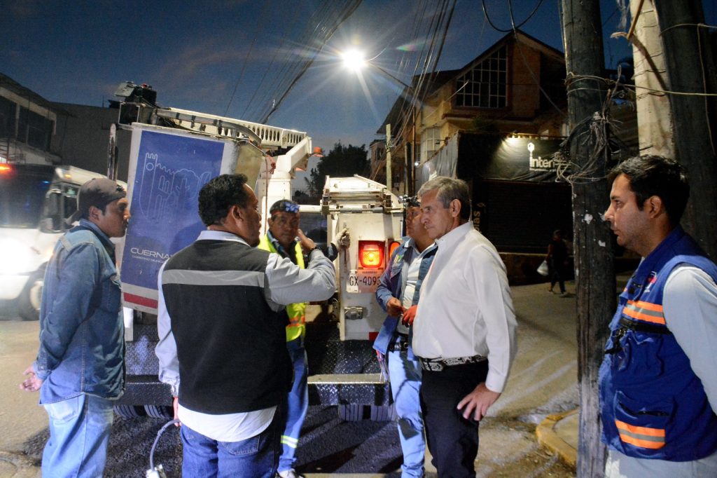 Coloca Ayuntamiento de Cuernavaca, nuevo alumbrado público en Avenida Universidad.