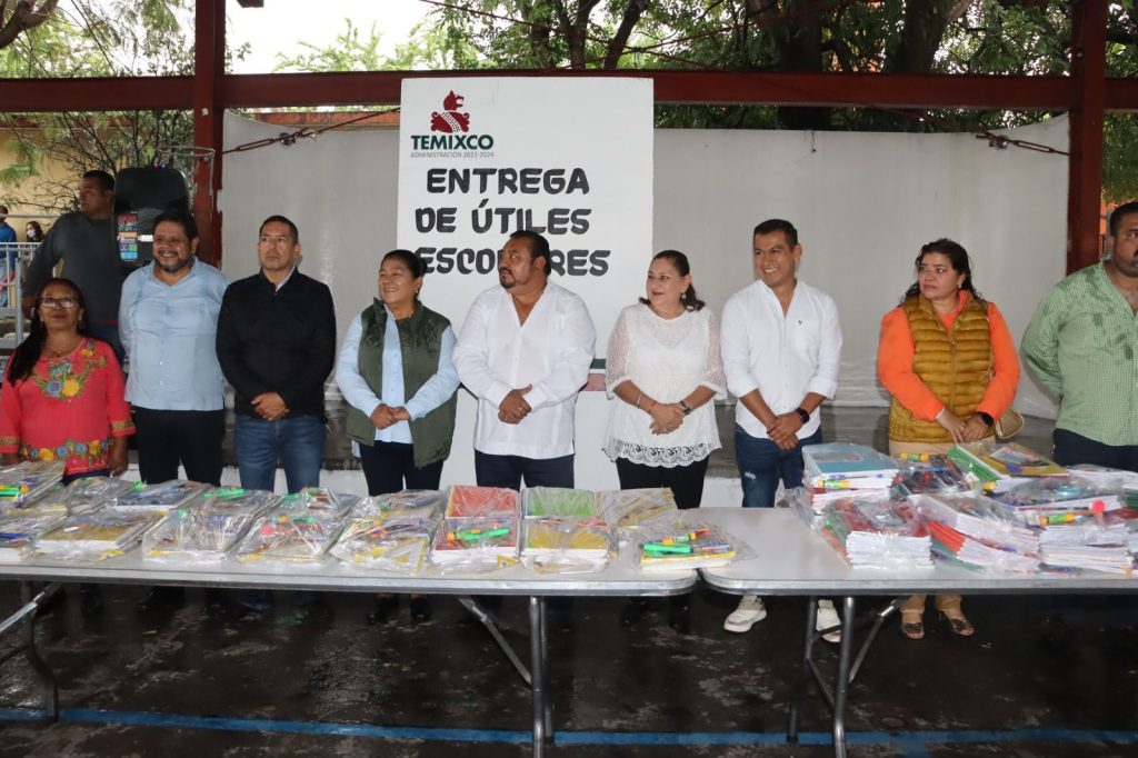 Entregó Juanita Ocampo en Temixco, útiles escolares.