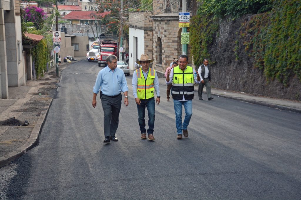 Supervisa José Luis Urióstegui los avances de la pavimentación con asfalto en Calzada de los Reyes.