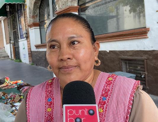 Con más de 20 años de tradición, Pascuala Venancio y familia venden sus artesanías.