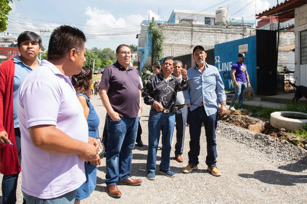 Atiende Victor Mercado a vecinos de Lomas de Ahuatlan y Chamilpa.