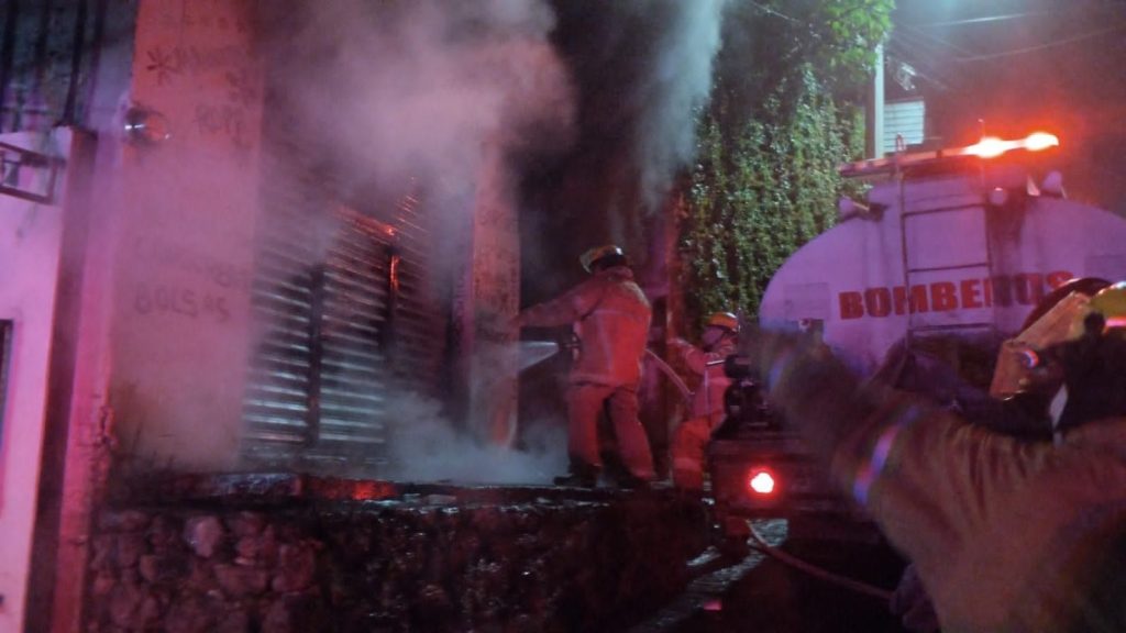 Rescatan Bomberos de Temixco a un felino y un canino que estaban dentro de un negocio en llamas.