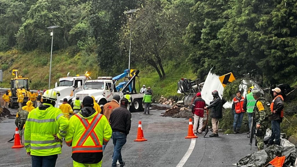 Impactantes imágenes de la volcadura que provocó el cierre de la autopista México-Cuernavaca