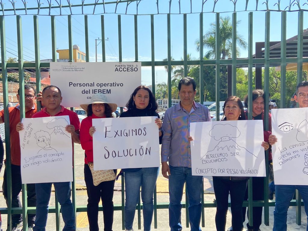 Se confrontaron maestros contra maestros durante manifestación en las instalaciones del IEBEM.