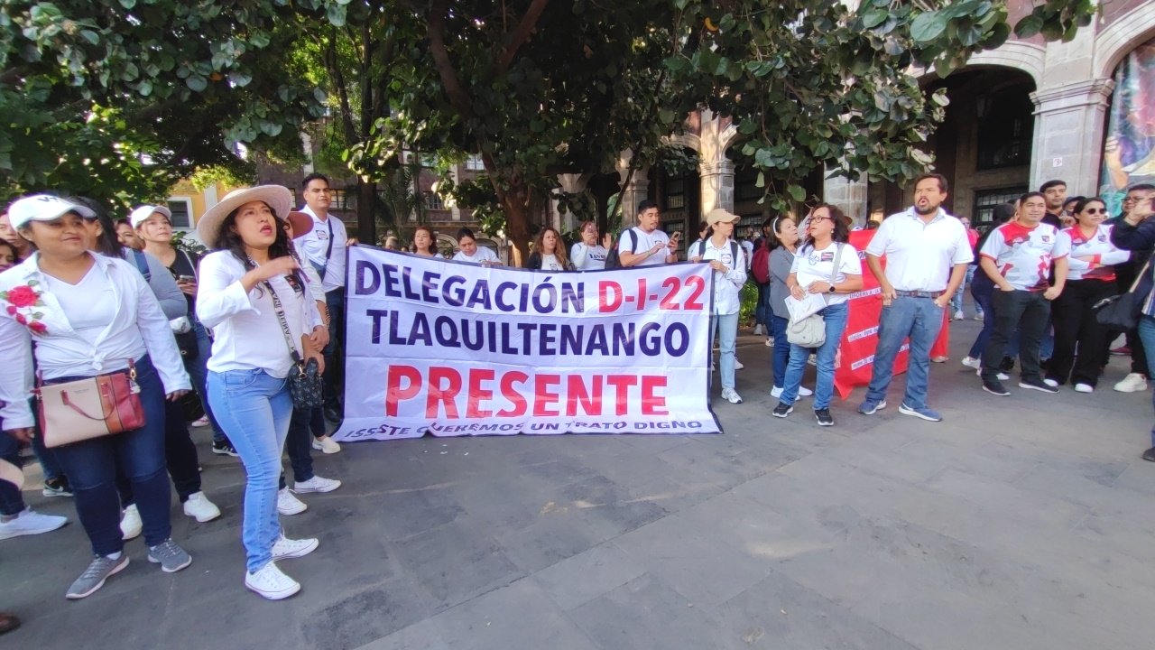 Marchan maestros en el centro de Cuernavaca contra reforma a Ley del ISSSTE