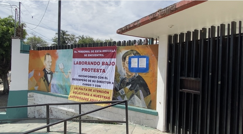 Protestan maestros de primaria de Jojutla por ausencia de su director.